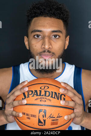 September 30, 2019: Dallas Mavericks guard Josh Reaves Nr. 23 stellt während der Dallas Mavericks Medien Tag im American Airlines Center in Dallas, TX statt Stockfoto