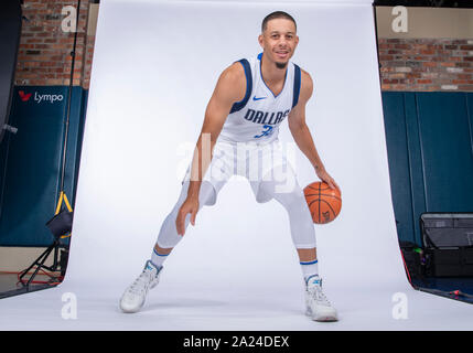 September 30, 2019: Dallas Mavericks guard Seth Curry #30 stellt während der Dallas Mavericks Medien Tag im American Airlines Center in Dallas, TX statt Stockfoto