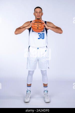 September 30, 2019: Dallas Mavericks guard Seth Curry #30 stellt während der Dallas Mavericks Medien Tag im American Airlines Center in Dallas, TX statt Stockfoto