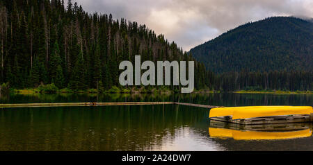 Ein paar gelbe Kanus Rest am frühen Morgen auf dem See Stockfoto