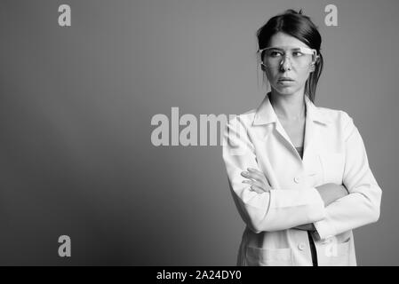 Wissenschaftler Arzt tragen Schutzbrille shot in Schwarz und Weiß Stockfoto