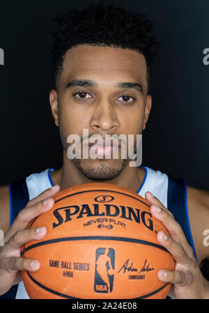 September 30, 2019: Dallas Mavericks guard Courtney Lee #1 stellt während der Dallas Mavericks Medien Tag im American Airlines Center in Dallas, TX statt Stockfoto