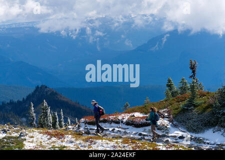 Mutter und Kind Wandern auf den Seen Trail im Herbst, Mazama Ridge, Mount Rainier National Park, Washington State, USA Stockfoto