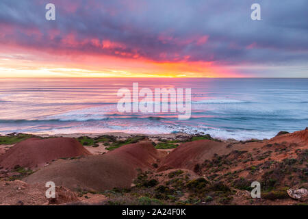 Ein schöner Sonnenuntergang über Felsformationen am Midcoast seaford South Australia am 4. September 2019 Stockfoto