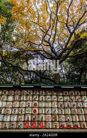 DEC 5, 2019 Tokyo, Japan - Sake Fässer Wand oder Kazaridaru der Meiji Jingu-Schrein unter dem großen Baum. Verwendung als Geschenk zu Shinto Gott von Unternehmen. Stockfoto