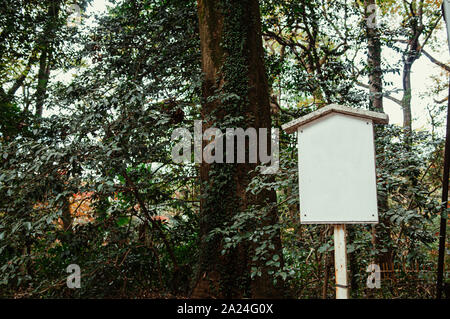 Vintage White japanische Wegweiser unter dem großen Baum im Forest Park in der Nähe der Yoyogi Park. Tokio. Stockfoto