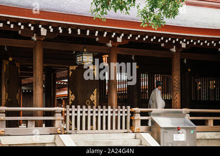 DEC 5, 2018 Tokyo, Japan - kannushi oder Shinshoku Shinto Priester der Meiji Jingu-Schrein in weißes Tuch am Korridor der Haupthalle - wichtigsten historischen Stockfoto