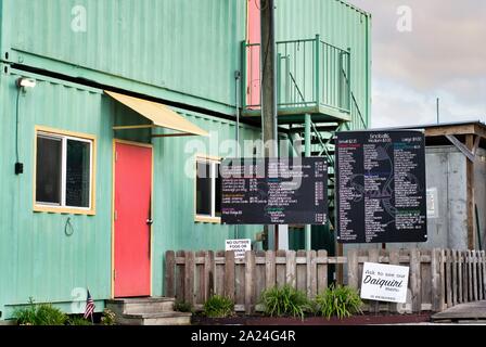 Dass einem Ort restaurant Eingang mit Menü außerhalb. Es ist eindeutig von gestapelten Containern. Stockfoto