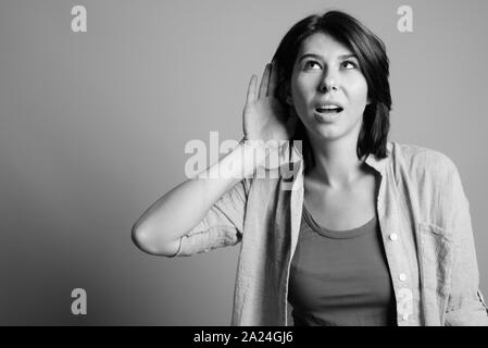 Porträt der jungen schönen Frau shot in Schwarz und Weiß Stockfoto