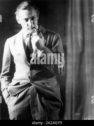 JOHN BARRYMORE ca. Portrait 1924 mit Rohr Werbung Warner Bros. Stockfoto