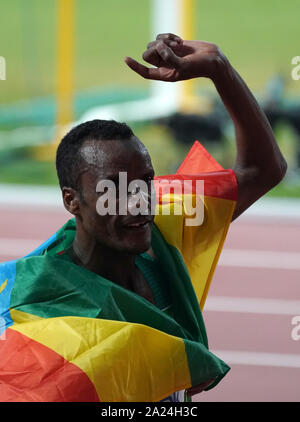 Doha, Katar. 30 Sep, 2019. Muktar Edris von Äthiopien feiert nach den Herren 5000 m-Finale bei den 2019 IAAF Weltmeisterschaften in Doha, Katar, Sept. 30, 2019. Credit: Xu Suhui/Xinhua/Alamy leben Nachrichten Stockfoto