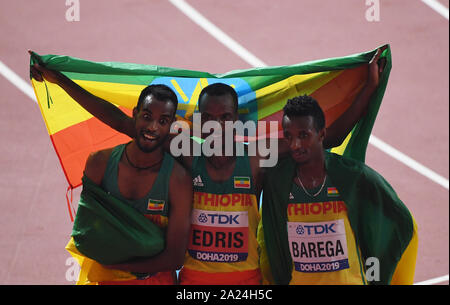 Doha, Katar. 30 Sep, 2019. Muktar Edris (C), Selemon Barega (R) und Telahun Haile Bekele aus Äthiopien feiern nach den Herren 5000 m-Finale bei den 2019 IAAF Weltmeisterschaften in Doha, Katar, Sept. 30, 2019. Credit: Jia Yuchen/Xinhua/Alamy leben Nachrichten Stockfoto