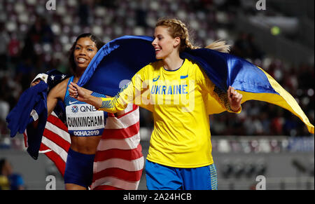 Doha, Katar. 30 Sep, 2019. Yaroslava Mahuchikh (R) der Ukraine feiert mit vasthi Cunningham von den Vereinigten Staaten nach dem hochsprung der Frauen bei der Leichtathletik-WM 2019 in Doha, Katar, Sept. 30, 2019. Credit: Wang Lili/Xinhua/Alamy leben Nachrichten Stockfoto