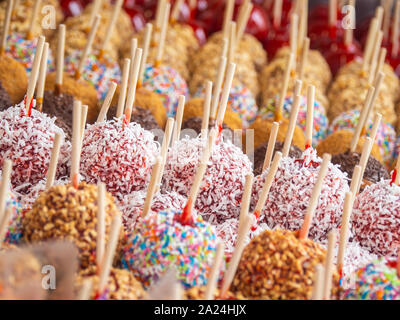 Sortierte Auswahl an bunten Süßigkeiten Äpfel zum Verkauf in ein süßes Store Stockfoto