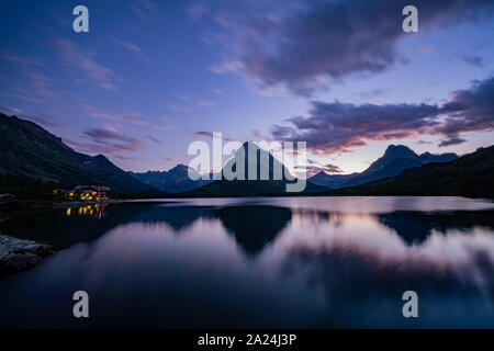 Sonnenuntergang Blick auf den Mount Wilbur, swiftcurrent Lake im Many Glacier Gegend des berühmten Glacier National Park in Montana Stockfoto