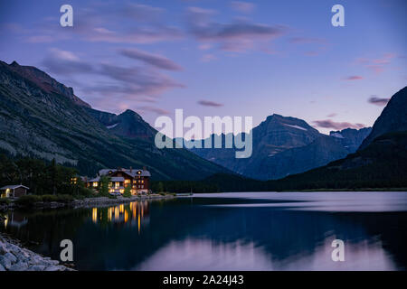 Sonnenuntergang Blick auf den Mount Wilbur, swiftcurrent Lake im Many Glacier Gegend des berühmten Glacier National Park in Montana Stockfoto