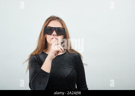 Mädchen braun in schwarzen Haaren über isoliert weißer Hintergrund zeigt Emotionen Stockfoto