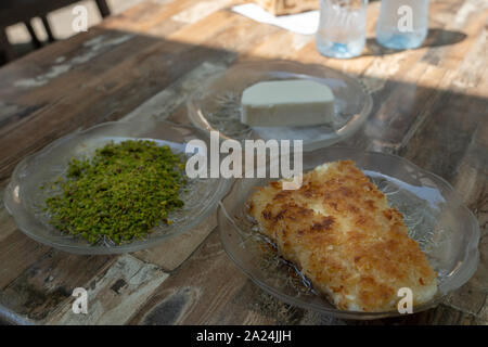 Frische cheesy kunefe in Antakya, Hatay, Türkei Stockfoto