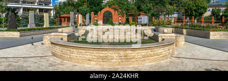 Odessa, Ukraine - 09.23.2019. Brunnen im Speicher Platz in der Nähe der Armenischen Apostolischen Kirche ist die nationale Kirche des armenischen Volkes. Teil von Stockfoto