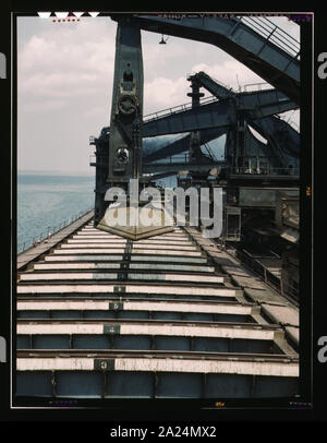 Pennsylvania R.R. Eisenerz Docks, entladen Erz aus einem See Frachter durch Hulett erz Entlastungsvorrichtungen Stockfoto