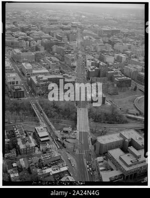 PENNSYLVANIA AVENUE Korridor von 30 TH STREET IN GEORGETOWN.; 1. Luftaufnahme Südosten entlang der Pennsylvania Avenue Korridor von 30 TH STREET IN GEORGETOWN. - Pennsylvania Avenue, Washington, District of Columbia, DC; Stockfoto