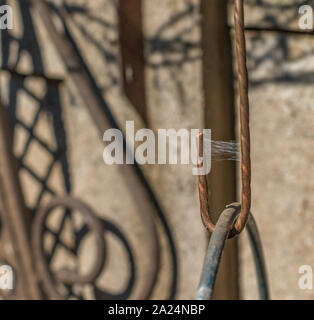 Metall Formen und Schatten mit einem kleinen cobweb Konzept Unterstützung Bild mit Kopie Raum im Querformat Stockfoto