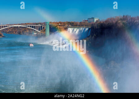 Regenbogen in Niagara Falls Stockfoto