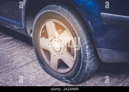 Nahaufnahme einer Reifenpanne auf dem Auto - reifenwechsel Konzept Stockfoto