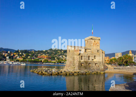 Italienische Schlösser auf Meer italienische Flagge - Schloss von Rapallo, Ligurien Genua Golf von Tigullio in der Nähe von Portofino Italien. Stockfoto