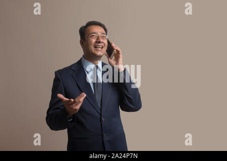 Geschäftsmann in formelle Kleidung und Brillen sprechen über Mobiltelefon Stockfoto