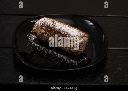 Kakaokuchen mit Zucker Pulver. Nahaufnahme Foto. Stockfoto