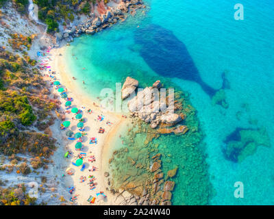 Spektakuläre Luftaufnahme von einem wunderschönen Strand durch einen klaren und türkisfarbenen Meer in Griechenland gebadet. Wal Form im Meer von Felsen. Xigia Schwefel Stockfoto