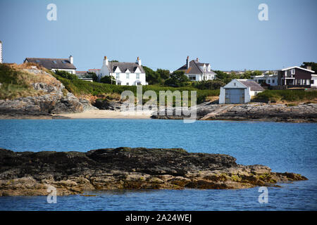 Eine der kleinen Sandbuchten in der Trearddur Bay auf Anglesey in Nord Wales Stockfoto