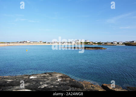 Blick auf den Strand in Trearddur Bay auf Anglesey in Nord Wales Stockfoto