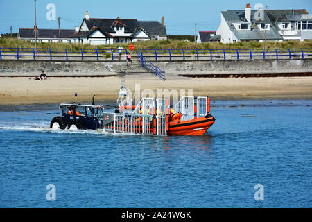 Trearddur Bay Atlantic 85 und D-Klasse Rettungsboote Start am Training auf einer Feder am Abend vom Trearddur Bay lifeboat Station auf Anglesey. Stockfoto