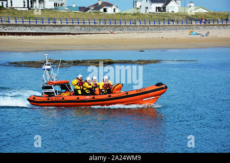 Trearddur Bay Atlantic 85 und D-Klasse Rettungsboote Start am Training auf einer Feder am Abend vom Trearddur Bay lifeboat Station auf Anglesey. Stockfoto