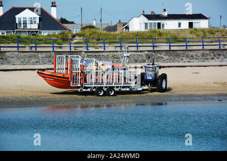 Trearddur Bay Atlantic 85 und D-Klasse Rettungsboote Start am Training auf einer Feder am Abend vom Trearddur Bay lifeboat Station auf Anglesey. Stockfoto