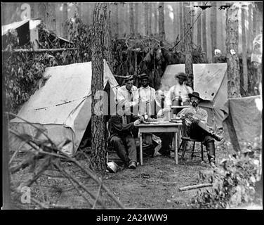Petersburg, Virginia Offiziere der 114. Pennsylvania Infanterie Spielkarten vor Zelten Stockfoto
