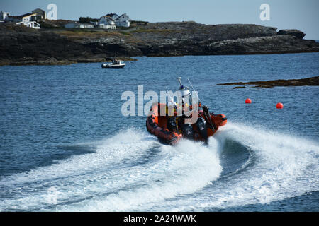 Trearddur Bay Atlantic 85 und D-Klasse Rettungsboote Start am Training auf einer Feder am Abend vom Trearddur Bay lifeboat Station auf Anglesey. Stockfoto