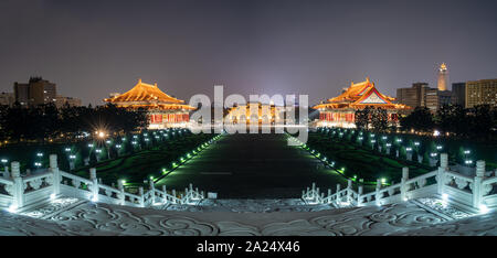 Taiwan: breites Panorama der Taipei Platz der Freiheit von der Chiang Kai-Shek Memorial Hall Plattform in der Nacht. Gebäude und Tor Gebäude beleuchtet Stockfoto