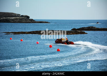 Trearddur Bay Atlantic 85 und D-Klasse Rettungsboote Start am Training auf einer Feder am Abend vom Trearddur Bay lifeboat Station auf Anglesey. Stockfoto