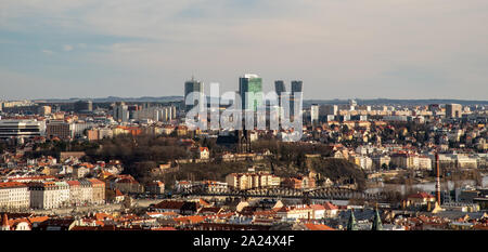 Praha City Panorama vom oberen Teil des Zahrada Kinskych öffentlichen Park in der Tschechischen Republik während schön früh Frühling Stockfoto
