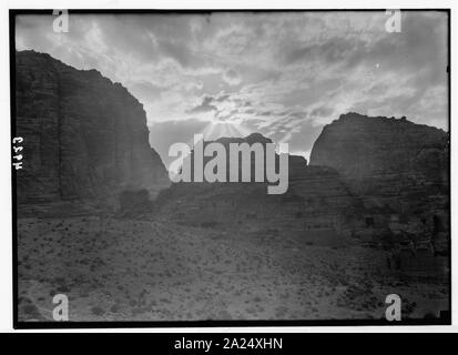 Petra (Wadi Musa). El-Habis Bereich. Die Akropolis. Eine Silhouette gegen einen beeindruckenden Sonnenuntergang Stockfoto