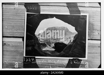 Petra (Wadi Musa). El-M 'esrah Bereich. Umm el-Biyara und El Habis. Durch die Öffnung der Höhle getroffen Stockfoto