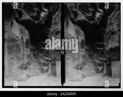 Petra (Wadi Musa). In Es-Siq. Übersicht Wasser Kanal entlang der Felswand Stockfoto