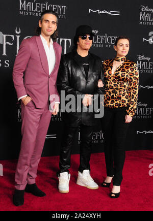 Hollywood, Kalifornien, USA, 30. September 2019 Nick Simmons, Musiker Gene Simmons und Sophie Simmons an der Weltpremiere von Disney's "aleficent: Herrin des Bösen' am 30. September 2019 im El Capitan Theatre in Hollywood, Kalifornien, USA. Foto von Barry King/Alamy leben Nachrichten Stockfoto
