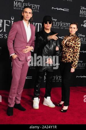 Hollywood, Kalifornien, USA, 30. September 2019 Nick Simmons, Musiker Gene Simmons und Sophie Simmons an der Weltpremiere von Disney's "aleficent: Herrin des Bösen' am 30. September 2019 im El Capitan Theatre in Hollywood, Kalifornien, USA. Foto von Barry King/Alamy leben Nachrichten Stockfoto