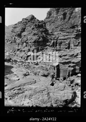 Petra. El-Habis Bereich. El-Habis und Öffnung des es-Siyyagh Tal von el-M 'esrah, die Felswände des el-Biyara drohende Hohe im Hintergrund Stockfoto