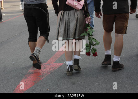 Besuchersvat oktoberfest, Oktoberfest, mit bayerischen Kostümen wie Haferschuhen, Lederhosen, Dirndl-Kleid auf dem Oktoberfest. Stockfoto