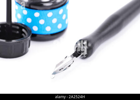 Nahaufnahme eines DIP-Feder und Tinte Flasche, auf weißem Hintergrund. Stockfoto